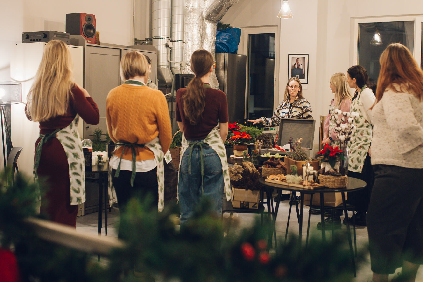 Mirkļu darbnīcas sirsnīgā gaisotne - vieta, kur nolikt malā ikdienas steigu, satikties un dalīties smaidā. Neliela saruna pirms radošā ceļojuma, kopīgs tējas malks un telpa, kas pildās ar mājīgumu un radīšanas prieku. Radošās darbnīcas dalībnieces vienādos priekšautos uzmanīgi klausās vadītājas stāstījumā pie darba galda mājīgā, svētkiem rotātā telpā.